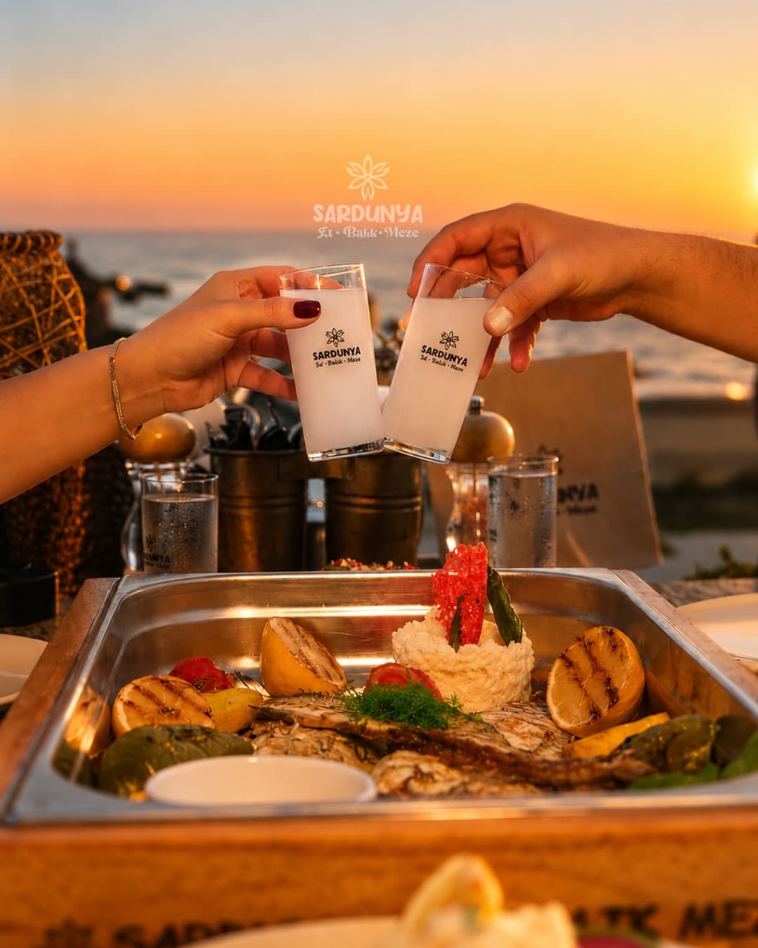 Çalış Plajı'nda gün batımında rakı ve balık